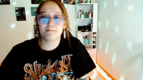 Snapshot of issis_demon chatting on December 2024 04:09:01 AM Yiz online show from December 2024 04:09:01 AM