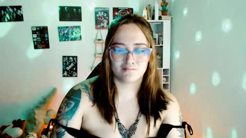 Snapshot of issis_demon chatting on February 2025 05:18:02 AM Yiz online show from February 2025 05:18:02 AM