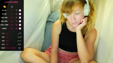 Snapshot of its_lily chatting on October 2025 10:20:02 PM Lily online show from October 2025 10:20:02 PM