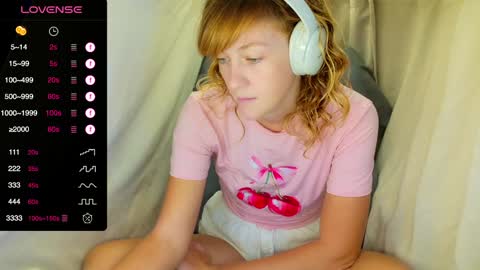 Snapshot of its_lily chatting on November 2025 10:04:02 PM Lily online show from November 2025 10:04:02 PM