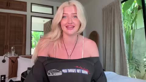 Snapshot of itslunaaaaa chatting on May 2026 03:04:02 AM Luna online show from May 2026 03:04:02 AM
