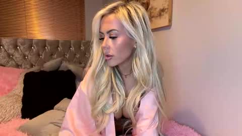 Lola online show from March 2026 08:03:01 PM