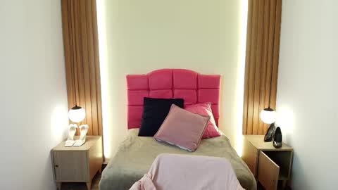 I V O N N E R O S S online show from February 2026 12:23:01 PM