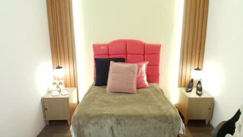 I V O N N E R O S S online show from February 2026 12:14:01 PM