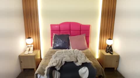 I V O N N E R O S S online show from February 2026 12:04:02 PM