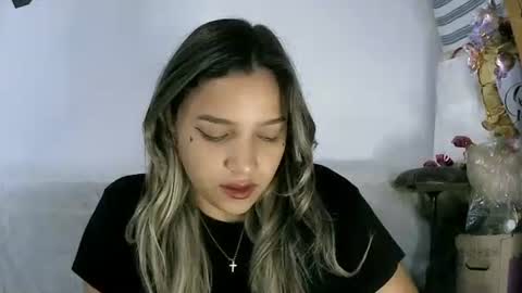 izzy_32 online show from April 2026 09:39:01 PM