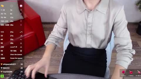 Queen of nylon  Victoria online show from November 2025 05:51:02 AM