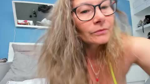 Snapshot of izzymendosa chatting on June 2026 04:30:02 AM Izzy Mendosa online show from June 2026 04:30:02 AM