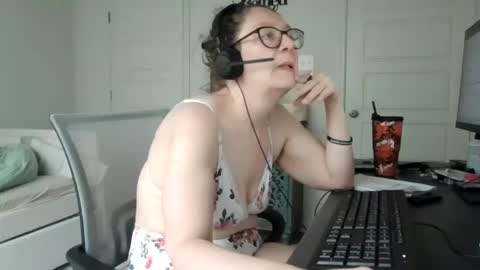 izzynoela online show from September 2025 04:42:01 PM