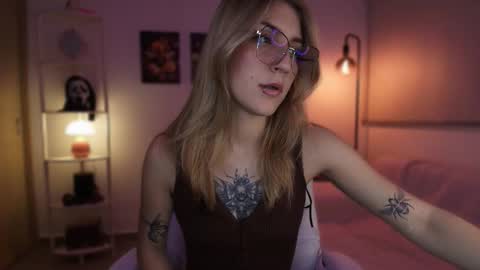 Linda Sofia help me get to 100 thumbs up online show from November 2025 04:55:02 AM