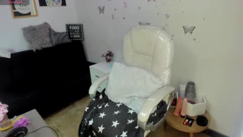 jade_connor online show from April 2026 09:23:01 PM
