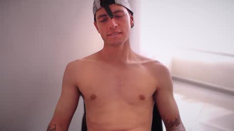 Snapshot of jamesss____ chatting on January 2025 06:48:01 PM jamesss____ online show from January 2025 06:48:01 PM