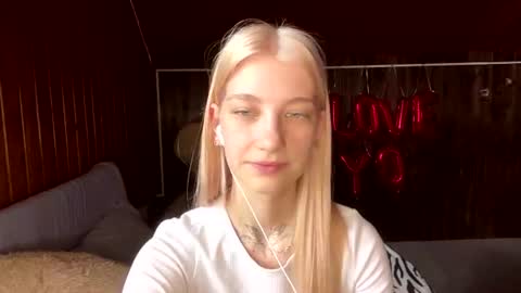 Snapshot of janicesivertsen chatting on July 2026 08:42:01 AM Elsa online show from July 2026 08:42:01 AM