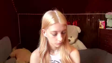 Snapshot of janicesivertsen chatting on July 2026 08:11:02 AM Elsa online show from July 2026 08:11:02 AM