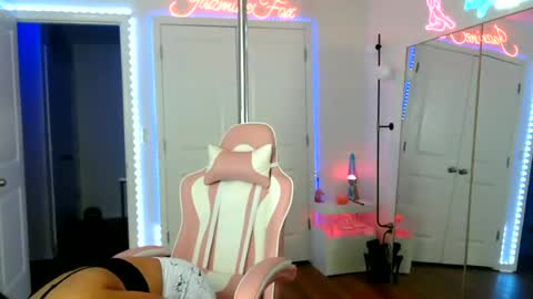 Jazmine Fox online show from June 2026 08:57:01 PM