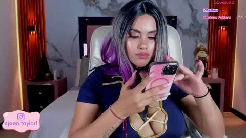 Jeen Taylor online show from October 2025 08:21:02 PM