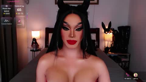 Queen Jenifer online show from November 2025 06:43:02 PM