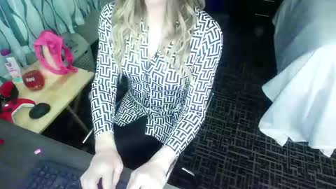 Snapshot of jennacd4life chatting on February 2025 09:27:02 PM Jenna Cross online show from February 2025 09:27:02 PM