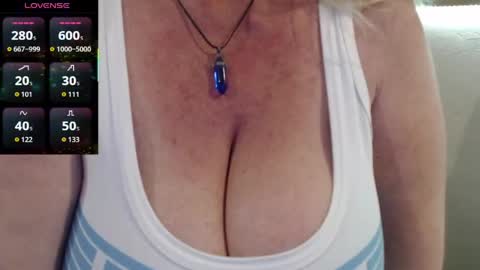 Snapshot of jennadeluxe chatting on April 2026 07:33:01 AM Jenna online show from April 2026 07:33:01 AM