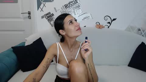 Snapshot of jennyxxx00 chatting on February 2025 06:42:02 PM Jenny online show from February 2025 06:42:02 PM