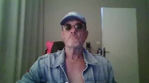 Snapshot of jerflor chatting on November 2025 12:22:02 PM jerflor online show from November 2025 12:22:02 PM