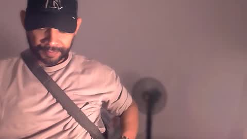 En moreno online show from November 2025 07:10:01 PM