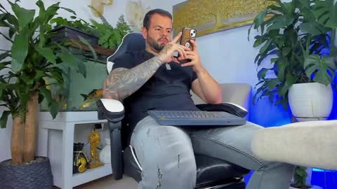 Snapshot of johnnygrayson_ chatting on May 2026 01:22:02 AM JOHNNY online show from May 2026 01:22:02 AM