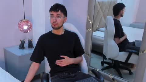 Snapshot of jonnygreey chatting on November 2025 06:35:01 PM JonnyGreey online show from November 2025 06:35:01 PM