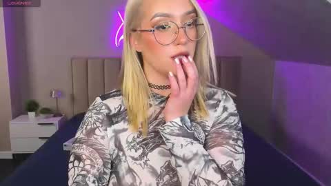 Vickie online show from October 2025 10:05:01 AM