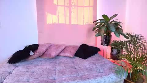 Snapshot of jules_n_gia chatting on November 2025 08:40:02 PM Jules and Gia online show from November 2025 08:40:02 PM