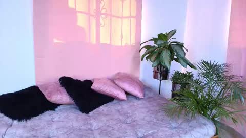 Snapshot of jules_n_gia chatting on November 2025 08:14:01 PM Jules and Gia online show from November 2025 08:14:01 PM