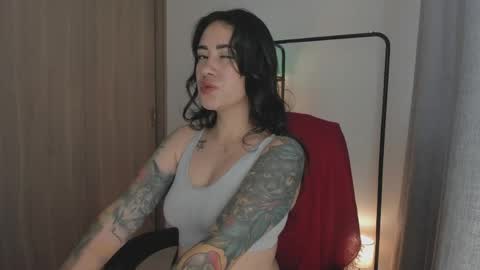 Juli Modelo Independiente online show from May 2026 06:27:02 PM