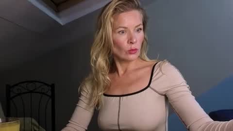 julia_giulia online show from November 2025 07:57:01 PM