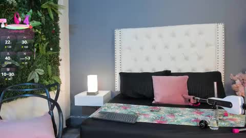 J U L IA   M A R T I N E Z online show from November 2025 11:35:01 AM