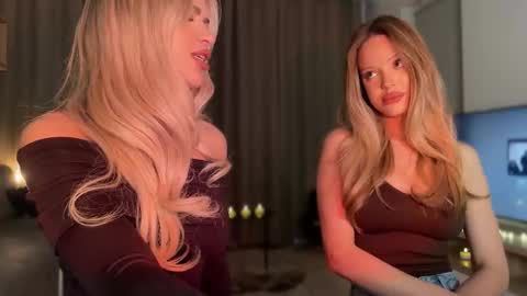 Julia R Le online show from October 2025 10:43:02 PM