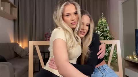 Julia R Le online show from December 2025 08:28:02 PM