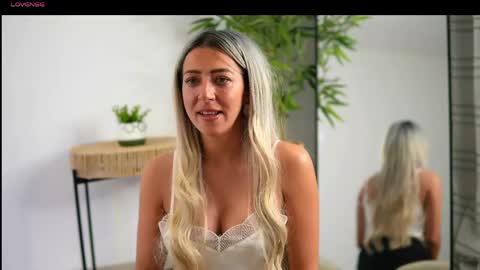 Julia online show from April 2026 06:22:01 PM