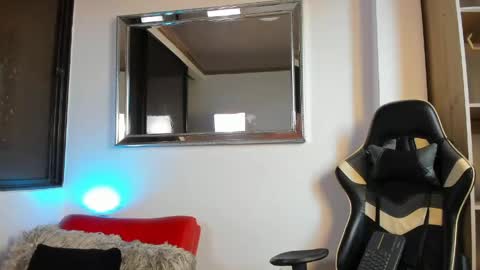 julian_wallace online show from April 2026 08:55:01 PM