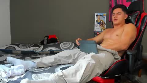 Snapshot of julian_wallace1 chatting on May 2026 05:09:01 PM julian_wallace1 online show from May 2026 05:09:01 PM