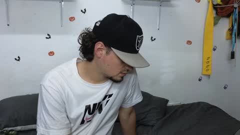 julian_whitee654 online show from December 2024 06:28:01 PM
