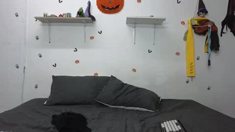 julian_whitee654 online show from December 2024 12:55:01 PM