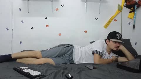 julian_whitee654 online show from December 2024 04:20:02 PM