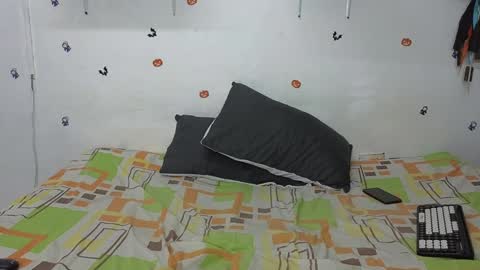 julian_whitee654 online show from December 2024 03:26:02 PM