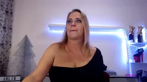 Julia online show from December 2025 08:25:01 PM