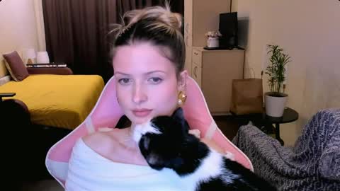 Julie online show from April 2026 06:10:01 PM