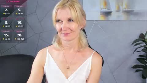 Snapshot of julie_lucasss chatting on July 2026 12:24:02 AM Julie Lucasss online show from July 2026 12:24:02 AM