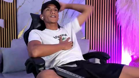 Julien online show from October 2025 12:27:01 PM