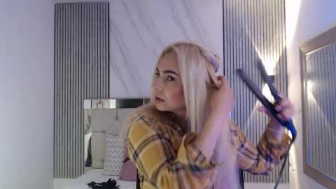 julieta__fox_ online show from June 2026 03:56:02 PM