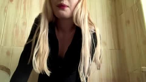 Snapshot of juligwartney chatting on June 2026 02:28:02 PM Malin online show from June 2026 02:28:02 PM