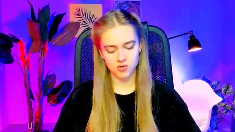 junewoods online show from November 2025 06:15:01 AM